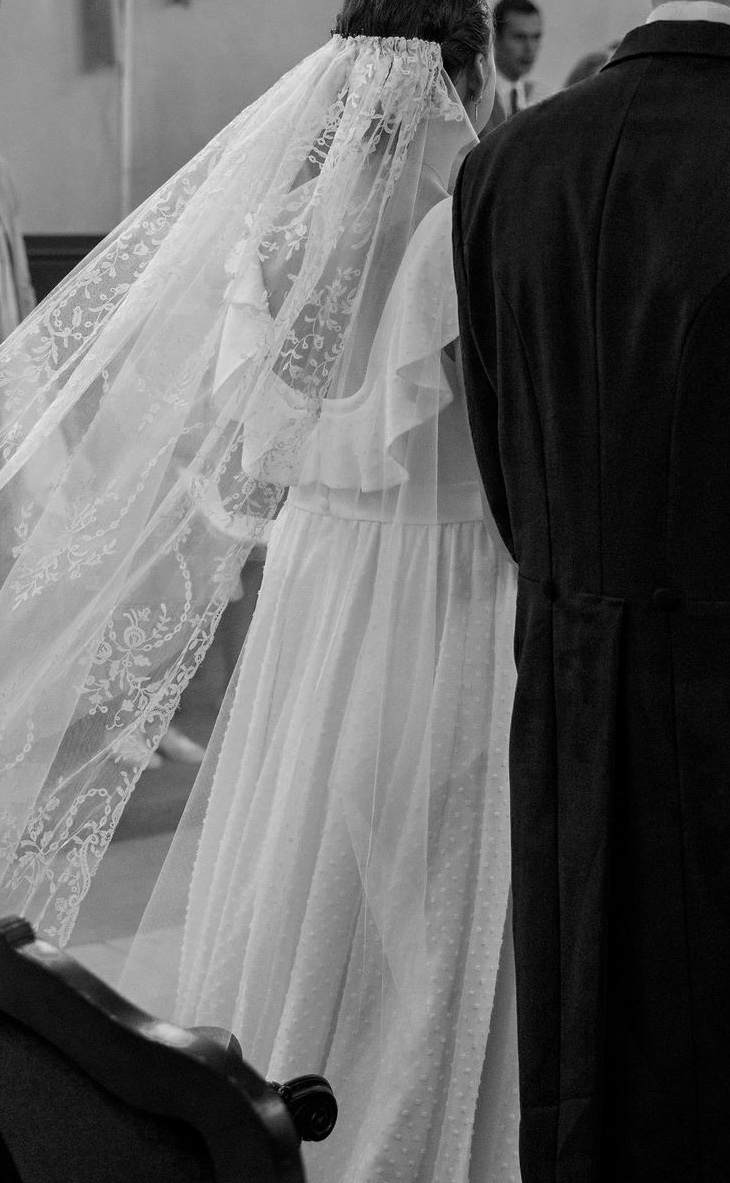 Voile de dentelle pendant la cérémonie. © Constance VIOT.